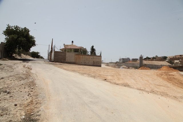 مجلس محلي كفرقرع يواصل صيانة وتعبيد شوارع القرية